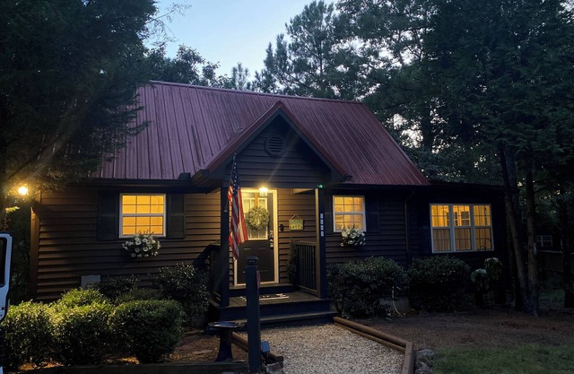 Charming 2-bedroom lake cottage with kayaks