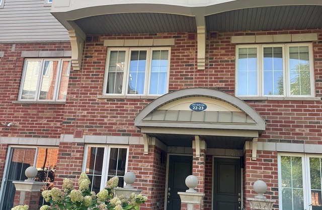 Charming 2-bedroom townhome with AC and WiFi in Oakville