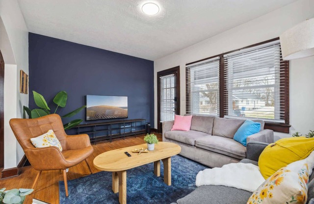 Charming 2BR Duplex in SoBro - King Bed - Arcade