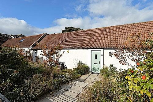 Charming 3 Bed Cottage , Private Budget Room , Free street parking , strong Fibre Optic Internet , Garden