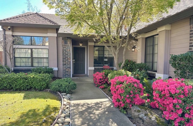 Charming 3-bedroom bungalow with WiFi and AC in delightful Folsom