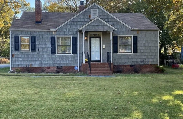 Charming 3-bedroom cottage centrally located to enjoy High Point.