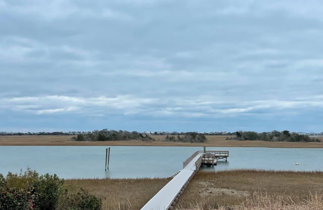 Charming 3-Bedroom Retreat with Waterway Access in Hampstead, NC. Hideaway Haven