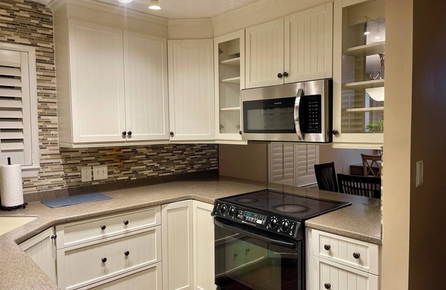 Charming 3-bedroom house in Pleasant Mary Esther with WiFi, AC