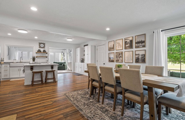 Charming 3-bedroom house with AC and WiFi. LAKE ACCESS King Beds! Newly Remodel