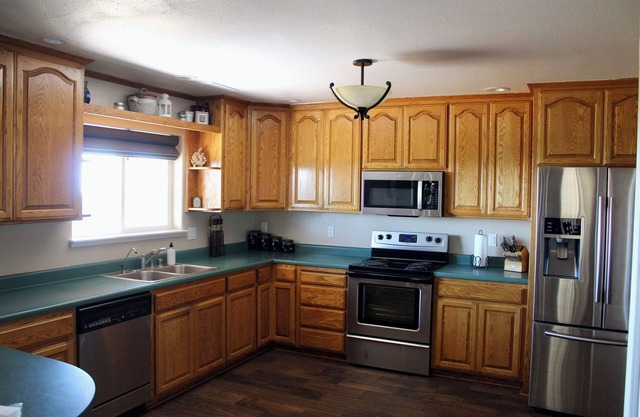 Charming 3-bedroom farmhouse in Sutter Creek with pool table, two story deck.