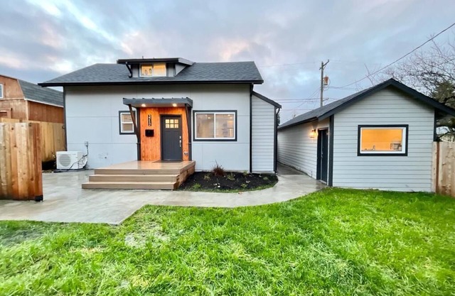 Charming 3BD Cottage with Garage, AC, Fast Wi-Fi