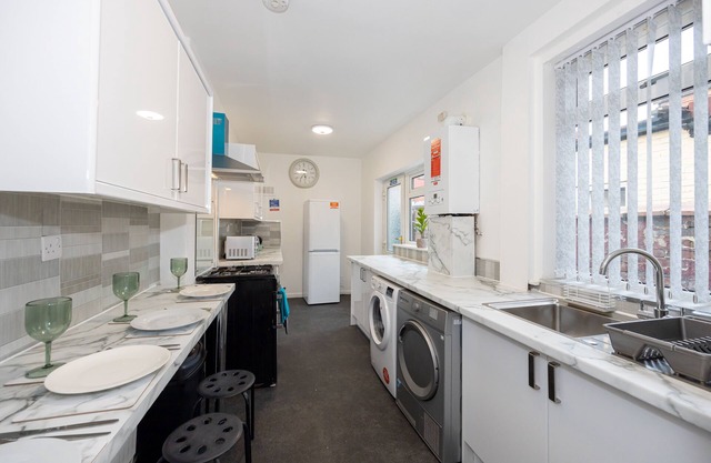 Charming 4-bed Guest House in Salford