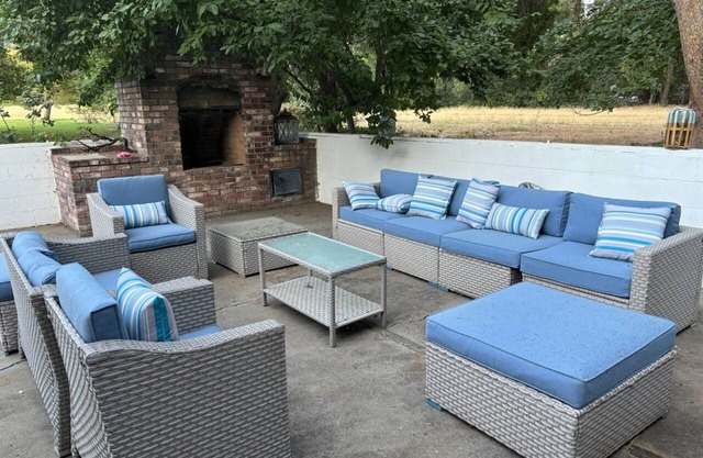 Charming 4-bedroom farmhouse in welcoming Guinda with WiFi, AC