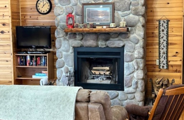 Charming 4-bedroom cottage with fireplace & hot tub