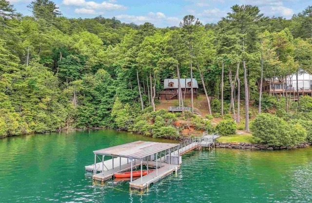 Charming 4-bedroom WATERFRONT, WiFi, gentle slope from cabin to Lake Jocassee.