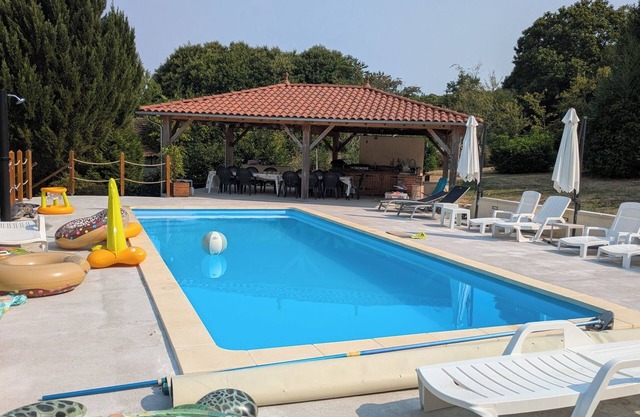 Charming and spacious 8-bed w/Pool & Outdoor Kitchen in village with amenities