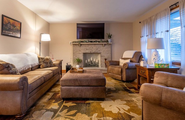 Charming and Spacious 3 Bedroom Home in Lancaster