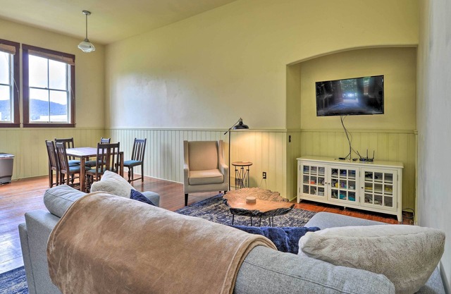 Charming Apartment in Downtown Blue Lake!