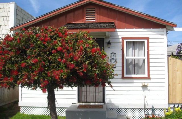 Charming Beach Cottage-1.5 Blocks from Beach, Low Prices