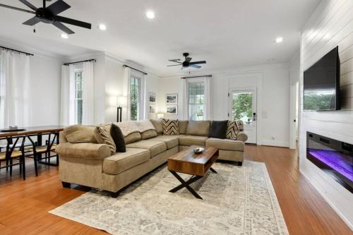 Charming Cottage and Guest House a block to beach!