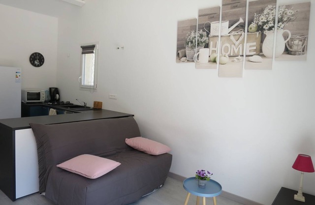 Charming cottage in a quiet country estate near Aix-Provence