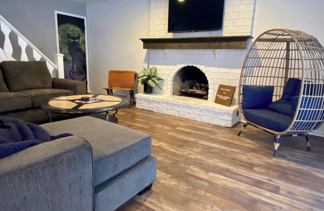 Charming Cottage Near Downtown and Beach, 2 Kings/1 Queen