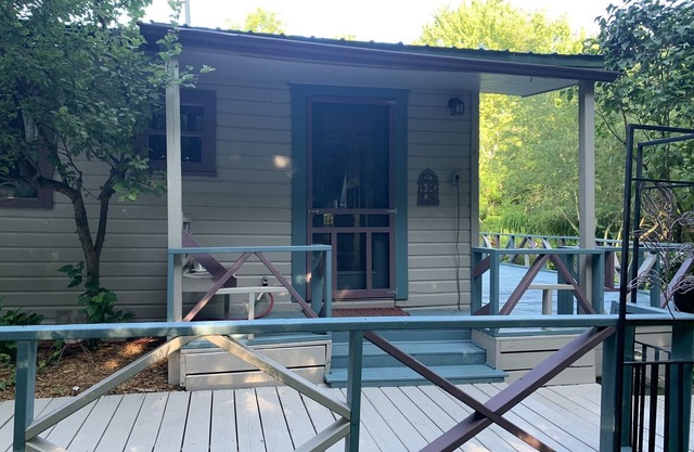 Charming cottage on private lake