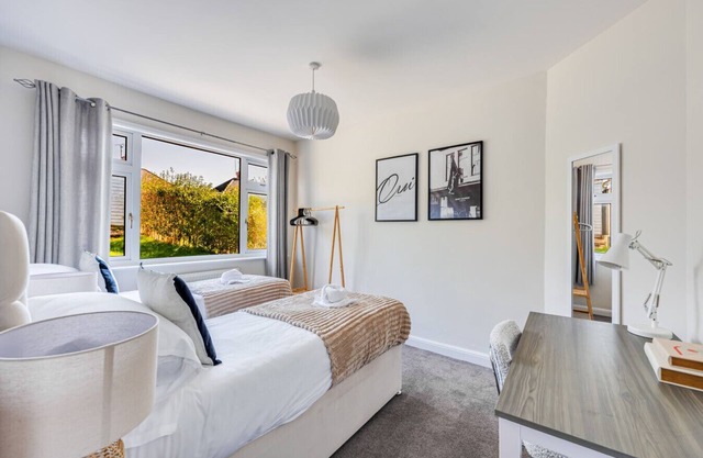 Charming Detached Bungalow Driveway Parking Garden Wifi Smart TV