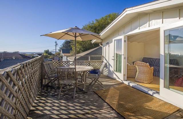 Charming Hillside Cottage with Expansive Ocean Views