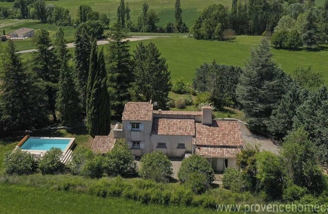 Charming house surrounded by nature with swimming pool and wooded grounds in the Luberon