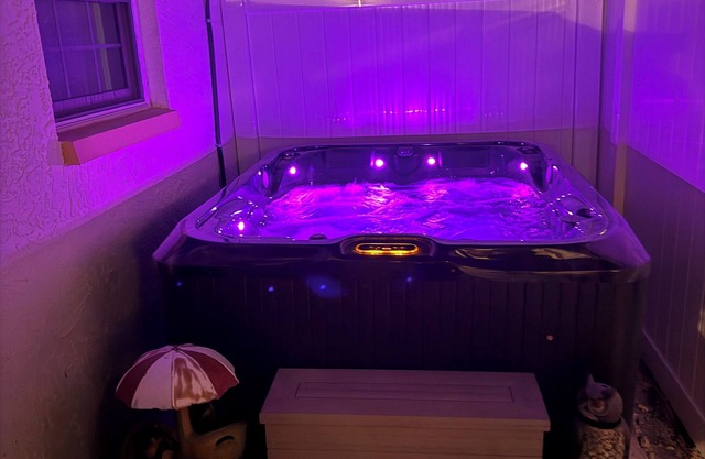 Charming Hot Tub Getaway by Tarpon