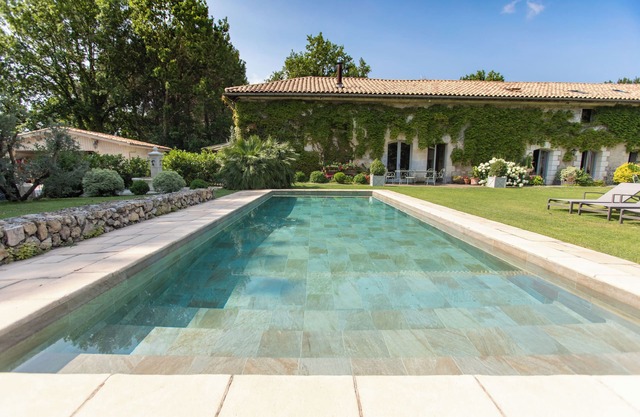 Charming house just outside Bordeaux with heated swimming pool