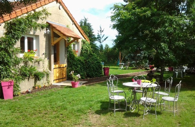 Charming house with pool and garden near Moulins