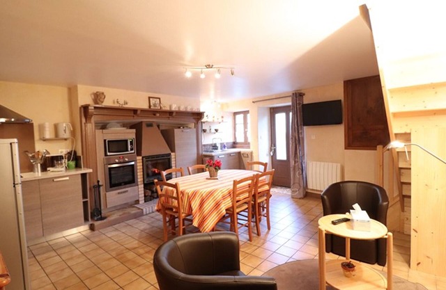 Charming Lakeside House in Arnac - 3BR, 6 Guests, Enclosed Yard, BBQ, Near Activities