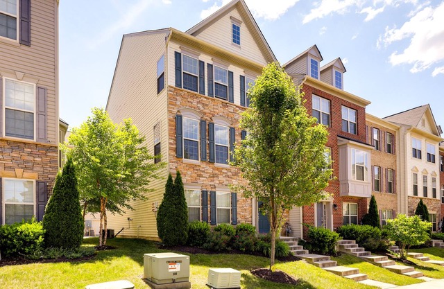 Charming Lanham Townhome: 12 Mi to Capital!