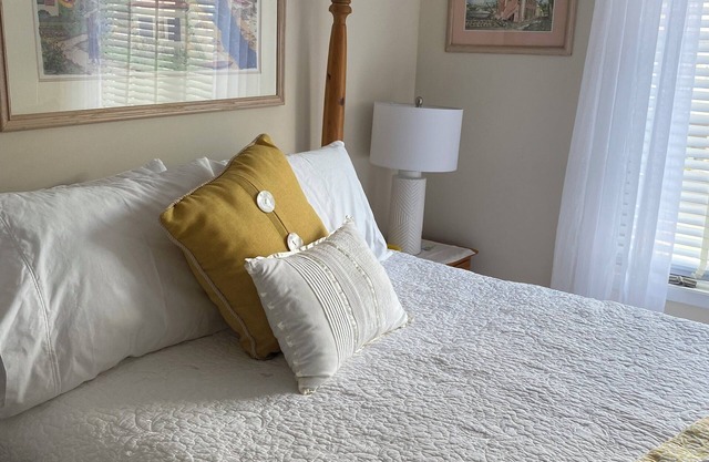 Charming Marina 2-bedroom condo in delightful Somers Point with AC, WiFi