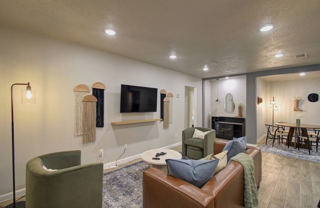 Charming Modern Minimalist 4-Bedroom Steps from UH