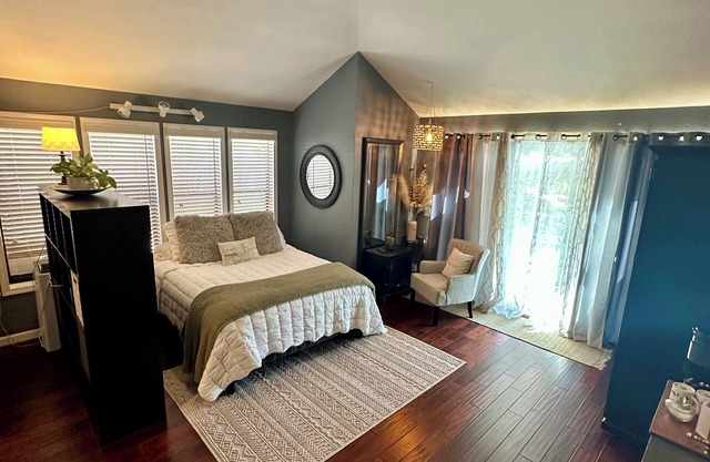 Charming poolside studio in Folsom with WiFi, AC