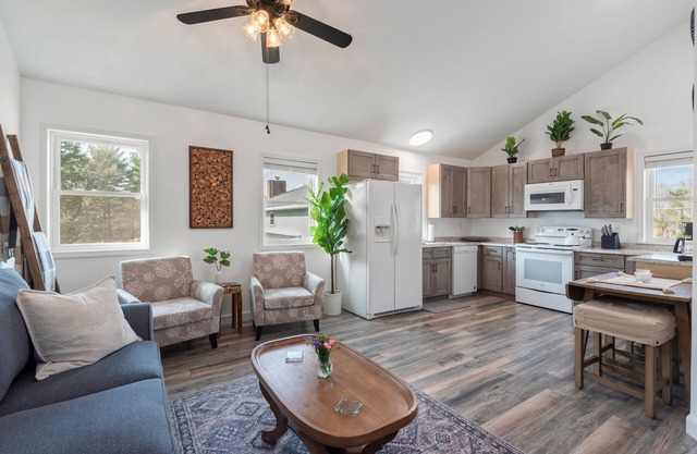 Charming, Quiet & Private Apt in Great Location w/Wi-Fi & Laundry