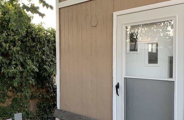 Charming quite studio apartment with private parking and entrance.