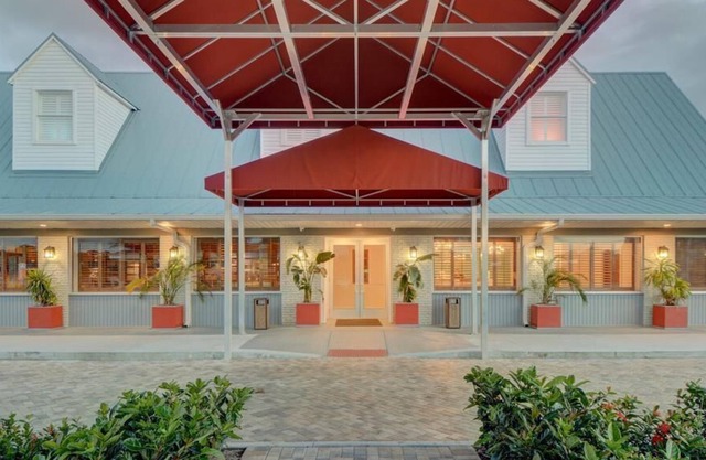 Charming remodeled award winning hotel featuring 2 room suites.