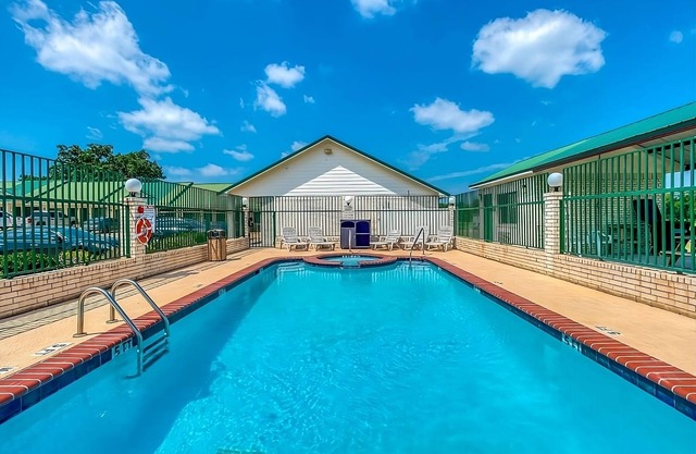 Charming Room next to La Terraza Mexican Grill with Outdoor Pool & Parking