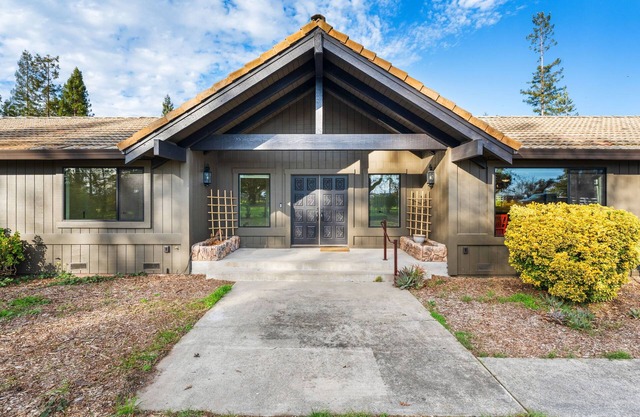 Charming Sebastopol Flower Farm Stay