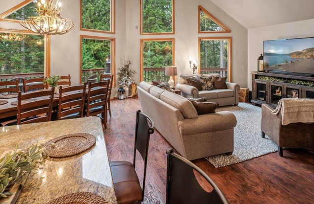 Charming Secluded 3-bedroom house in Sagle ID close to Lake and Schweitzer Ski