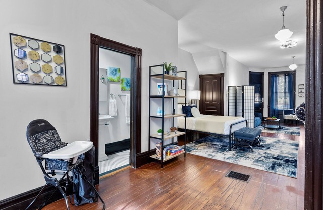 Charming Studio on Cherokee Street - JZ Vacation Rentals