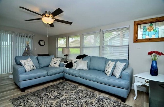 Charming Villa near Disney, pool, 4 beds, sleeps 5