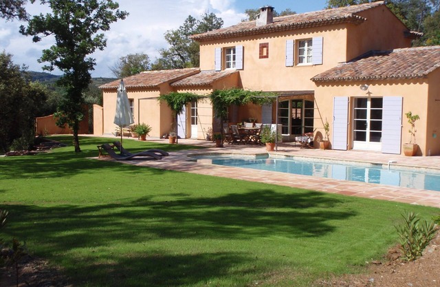 Charming villa with swimming pool in the countryside Near St TROPEZ