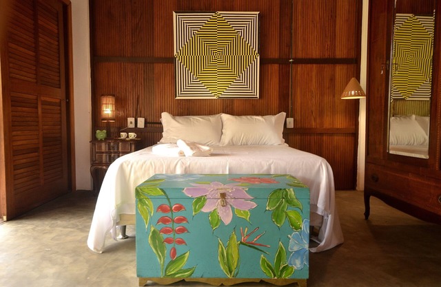 Charming Yellow Bungalow on Algodões Beach with full kitchen.