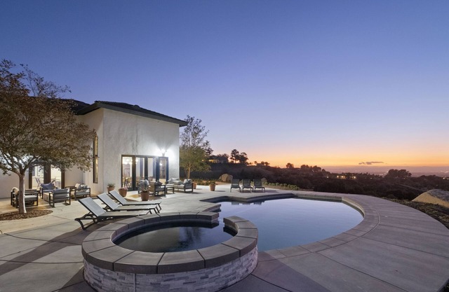 🌟Chateau Evie James - High End Luxury Home w/Pool, Hot Tub, Game Room! WEEKDAY SPECIALS🌟