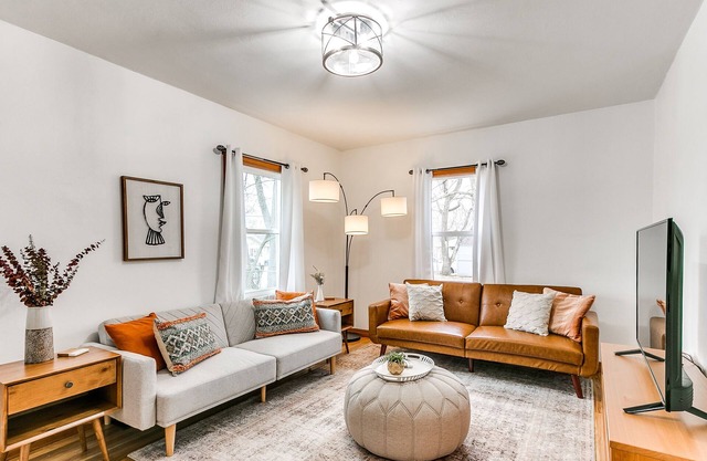 Cheerful 2 Bedroom Home only a mile to Fairgrounds