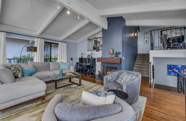 Cheerful 4-bedroom home with panoramic ocean view