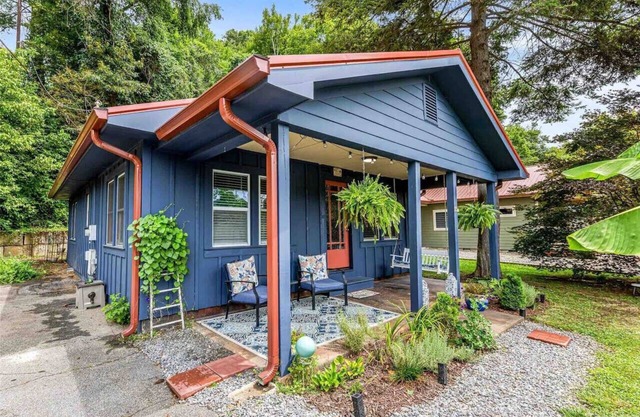 Cheerful Cottage Retreat + Quick Downtown Access