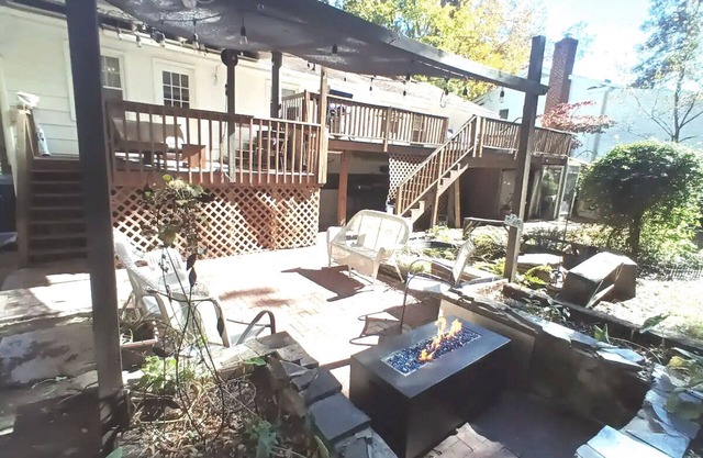 Cheerful Family-Friendly Home: Ample Outdoor Space