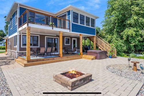 Cheerful Sister Lakes 4 BDR Lake Hse w/Hot tub.